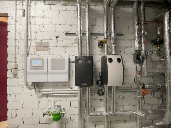 GEDE Seckenheim, Wärmepumpe Bedienpaneel im Keller