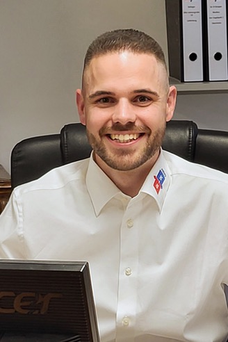 Yannik Kopp, Energie-Effizienz-Experte der GEDE GmbH, am Schreibtisch